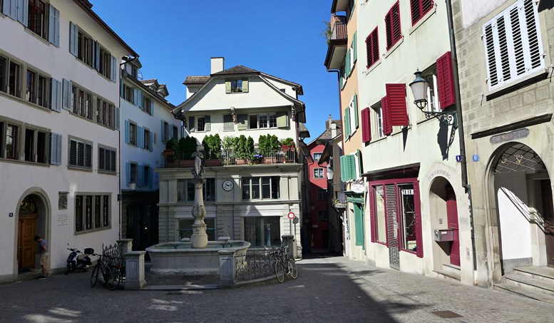 Der Napfplatz, an dem die Napfgasse (links) in die Spiegelgasse mündet