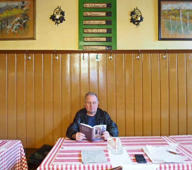 Oskar Aichinger bei einer Lesung aus seinem Buch im Weinhaus Sittl