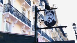Schild mit Proust-Porträt am Grand Hotel von Cabourg. Alle Fotos © B. Denscher