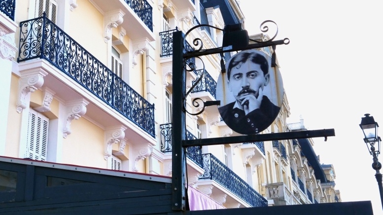 Schild mit Proust-Porträt am Grand Hotel von Cabourg. Alle Fotos © B. Denscher