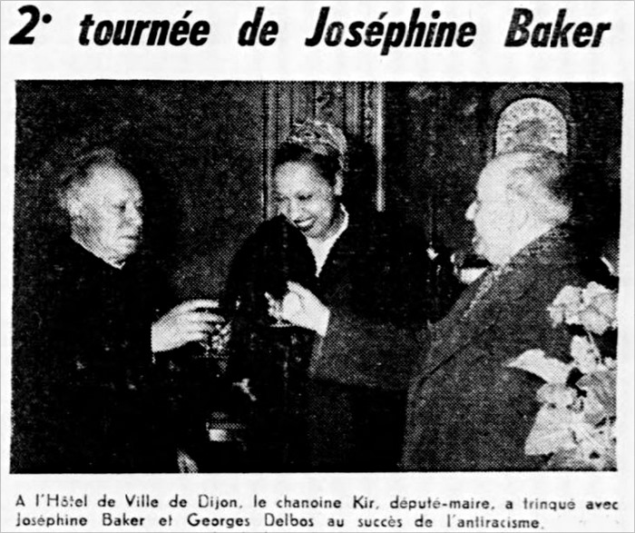 Bericht in der Zeitschrift „Le droit de vivre“ vom 1. März 1957: Im Rathaus von Dijon stößt Bürgermeister Kir mit dem Showstar Josephine Baker auf den Erfolg des Antirassismus an.