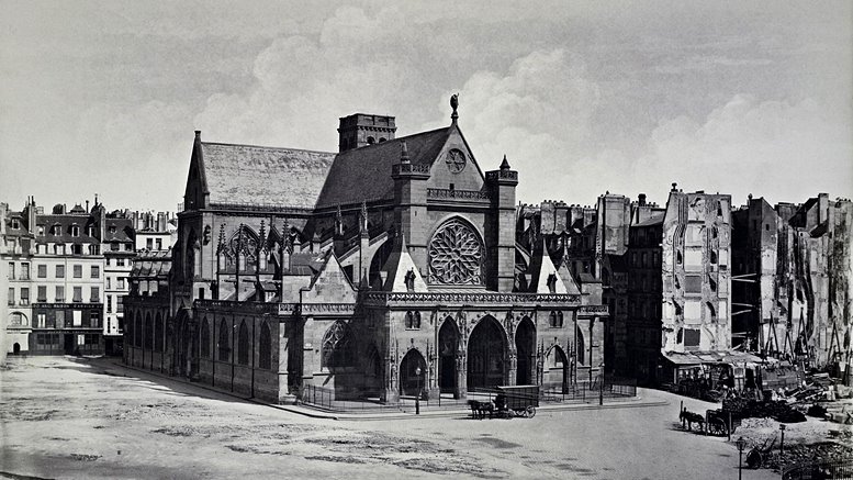 Édouard Baldus: Paris, Place du Louvre, Pfarrkirche St-Germain-l’Auxerrois. Fotografie um 1858 (New York Public Library).