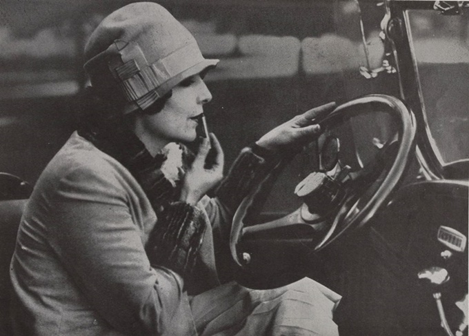 Lippenstift und Auto als Zeichen der selbstbewussten, emanzipierten – und allerdings auch wohlhabenden – Frau der späten 1920er Jahre. Foto aus der Wiener Zeitschrift „Moderne Welt“, Mai 1927.
