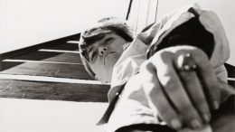 Charlotte Perriand auf einem Segelboot in Jugoslawien, Foto von Pierre Jeanneret 1931 (Ausschnitt). (c) Archiv Charlotte Perriand / Elisabeth Sandmann