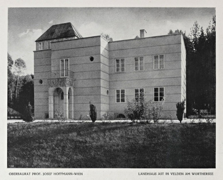 Die Villa Ast auf einer Fotografie aus der Zeitschrift „Innen-Dekoration“, Jg. 1927, S. 56. Unter dem Titel „Ein Landhaus am Wörthersee“ hatte die Zeitschrift der Villa Ast einen großen illustrierten Beitrag gewidmet.