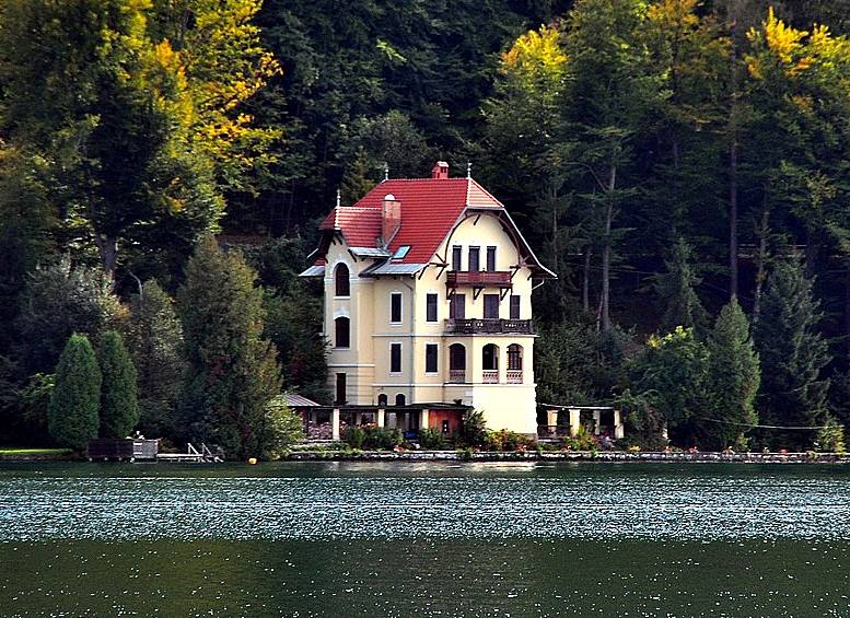 Die „Villa Siegel“ in Maiernigg am Wörthersee, die 1901 nach Plänen des Architekten Friedrich Theuer für den Komponisten Gustav Mahler erbaut wurde. Foto: Johann Jaritz / Creative Commons