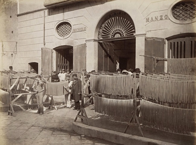 Giorgio Sommer: Makkaroni-Fabrik in Neapel, um 1885 (Rijksmuseum Amsterdam)