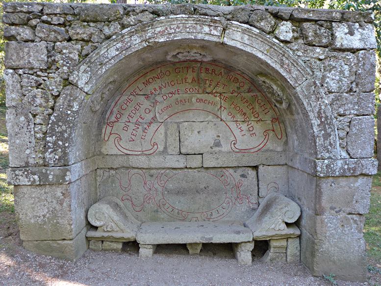 Die Etruskische Bank. Die Benennung ist ein Verweis darauf, dass die Stadt Bomarzo auf eine etruskische Ansiedlung zurückgeht.