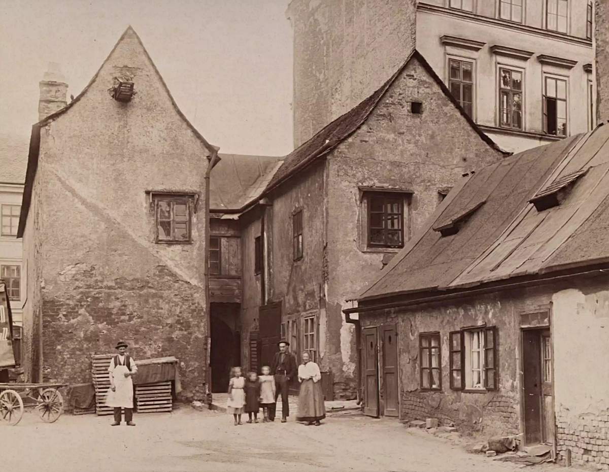 Hofansicht eines Wohnhauses (Wiedner Hauptstraße 130, ehemals Matzleinsdorfer Straße 52), 1904. Fotograf: August Stauda. Wien Museum / Online Sammlung, CC0