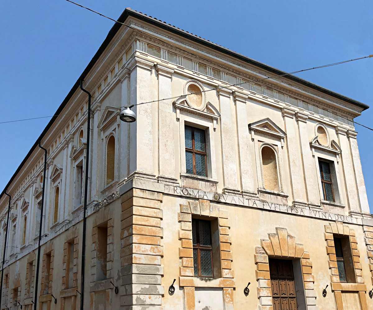 Das „Teatro Olimpico“ mit der Aufschrift “Roma quanta fuit ipsa ruina docet”
