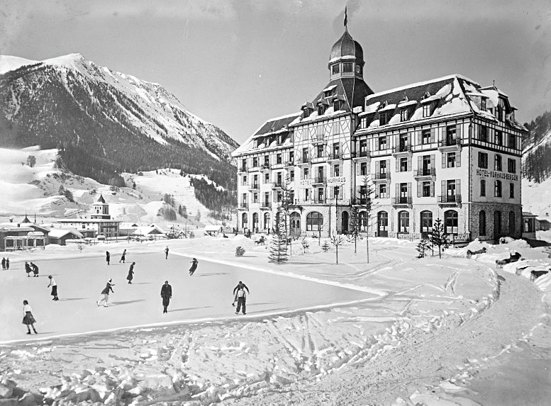 Um einen Aufenthalt im Kurhaus Bergün auch im Winter attraktiv zu machen, wurde direkt vor dem Hotel eine künstliche Eisbahn angelegt