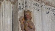 Reliefplastik im Dom von Freising, die, wie die Inschrift besagt, Beatrix von Burgund darstellen soll (Foto: GFreihalter / Wikimedia Commons)
