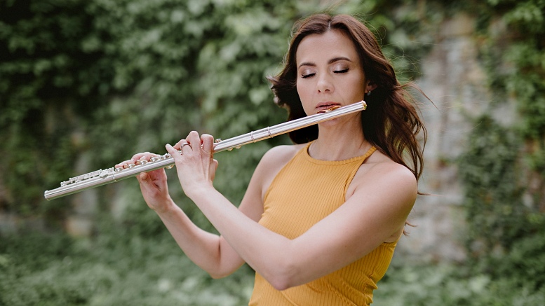 Olga Reiser, Foto auf dem Booklet zur CD „Flute Tales“ (© Olga Reiser / Danuta Urbanowicz, Victoria Page)