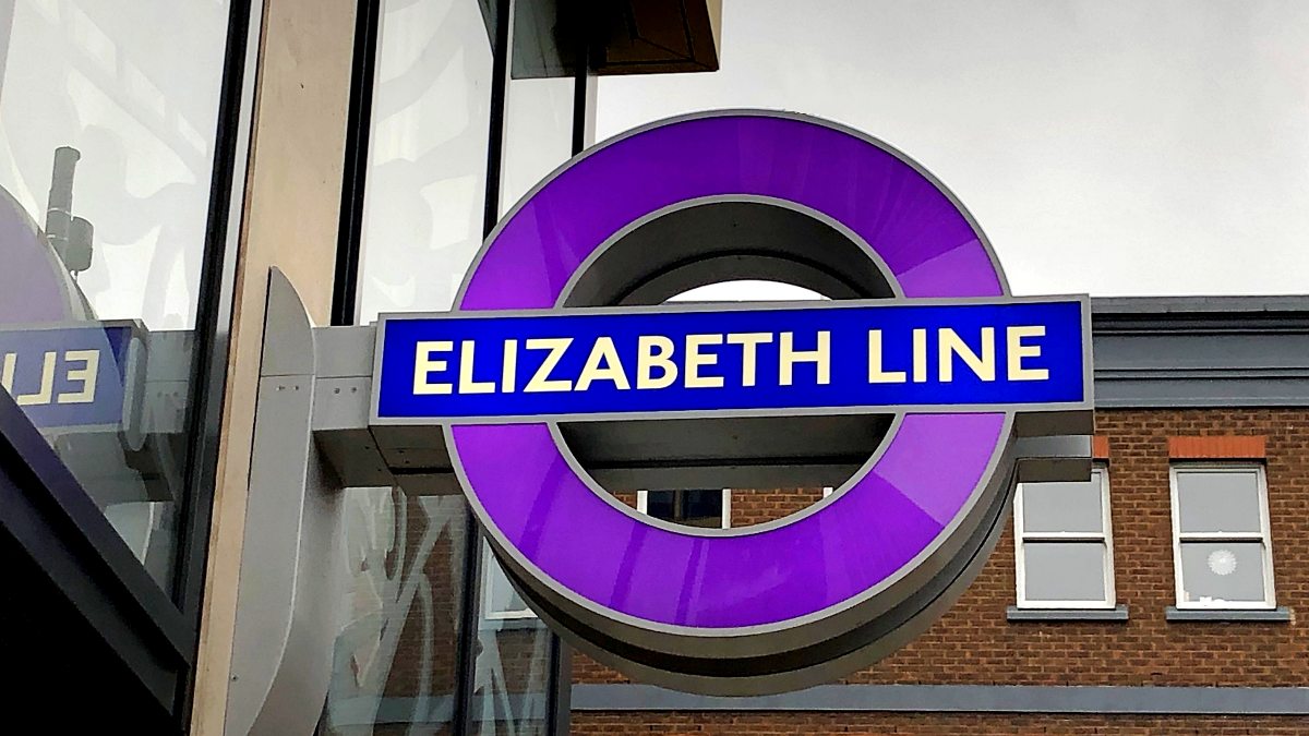 London, Stationsschild der Elizabeth Line in Farringdon