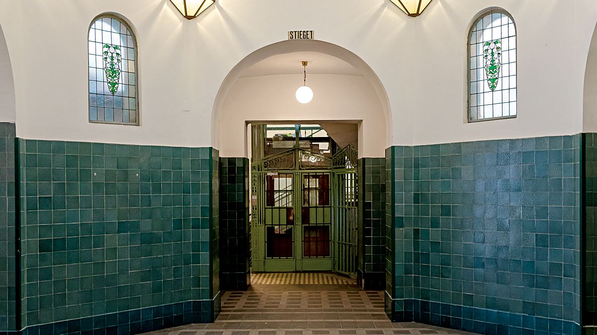 Foyer eines Hauses in der Wiener Neubaugasse, Architekten: Siegfried Theiss und Hans Jaksch, 1911/12. Foto (Ausschnitt): Nora Schoeller