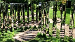 Im Park des Ordrupgaard-Museums: Ein Spiegellabyrinth des dänischen Künstlers Jeppe Hein. Foto: B. Denscher