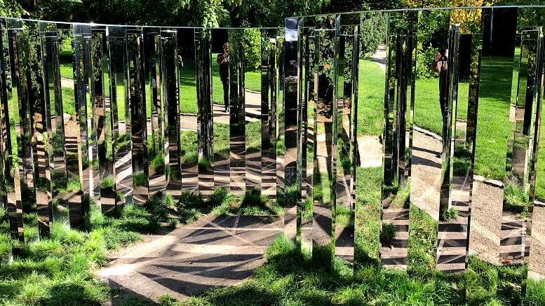 Im Park des Ordrupgaard-Museums: Ein Spiegellabyrinth des dänischen Künstlers Jeppe Hein. Foto: B. Denscher