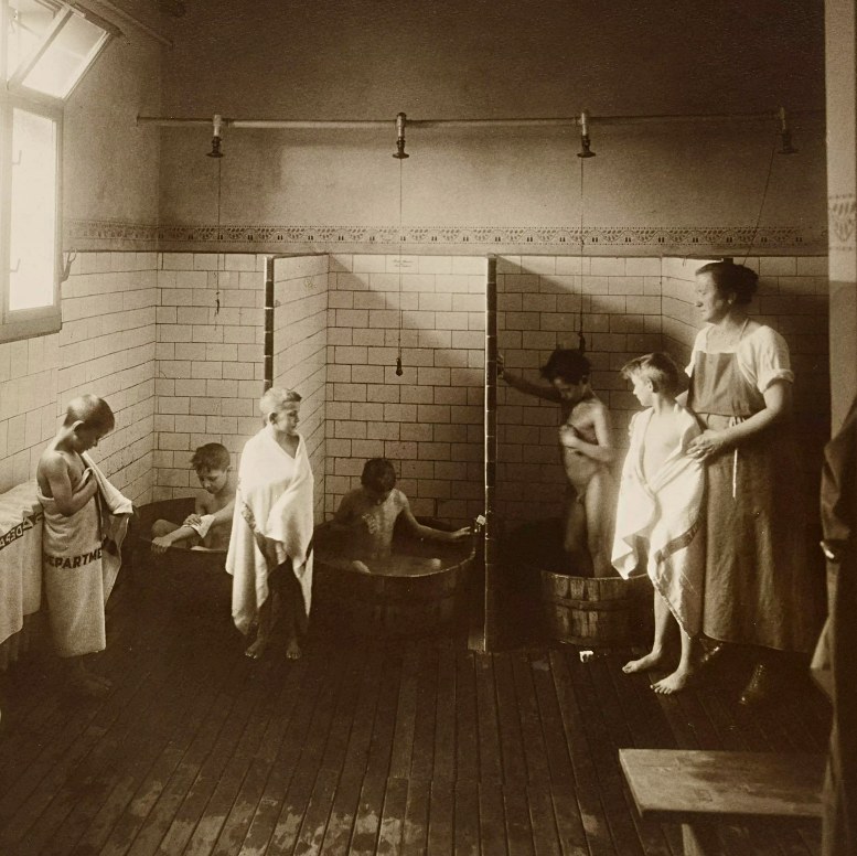 Um 1926: Waschraum in der Städtischen Tagesheimstätte für Kinder, Wien 10., Troststraße 98. (Foto Theo Bauer). Wien Museum