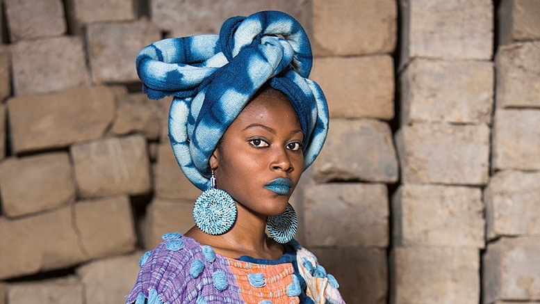 Awa Meité, Baumwoll-Ensemble, getragen von Fadima Konate. Haar und Make-up: Awa Meité Design. Ausschnitt. © Coralie Coco