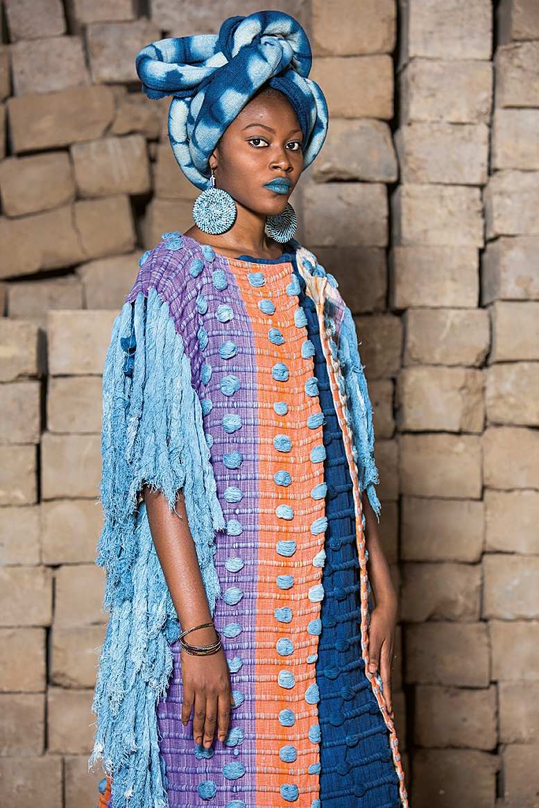 Awa Meité, Baumwoll-Ensemble, getragen von Fadima Konate. Haar und Make-up: Awa Meité Design. Ausschnitt. © Coralie Coco