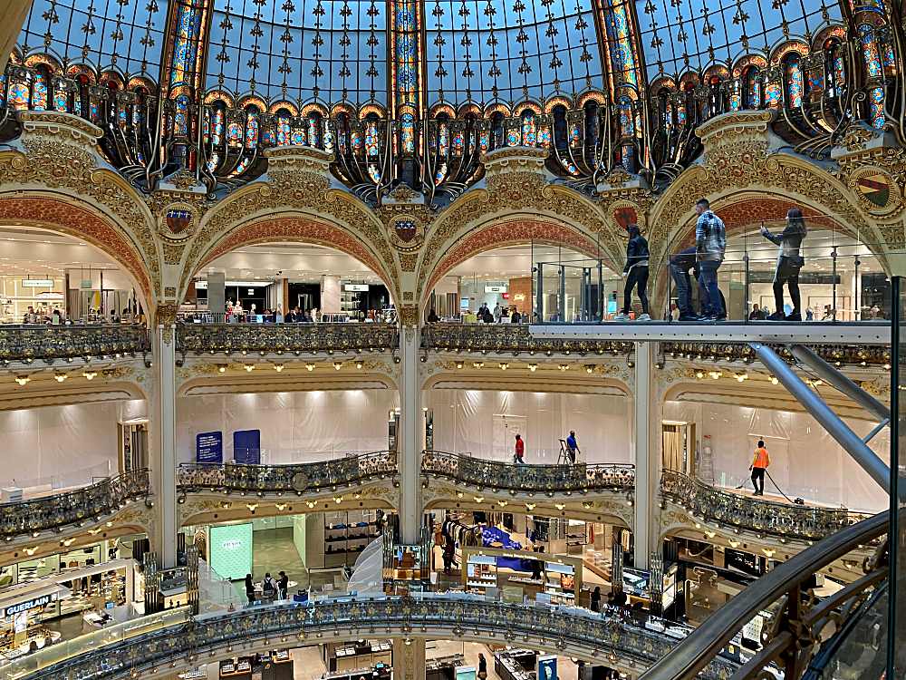 In den „Galeries Lafayette“ ragt seit 2023 ein neun Meter langer „Glasswalk“ aus dem obersten Stockwerk in die Mitte des Gebäudes und eröffnet so eine spektakuläre und vielgenutzte Fotoperspektive.