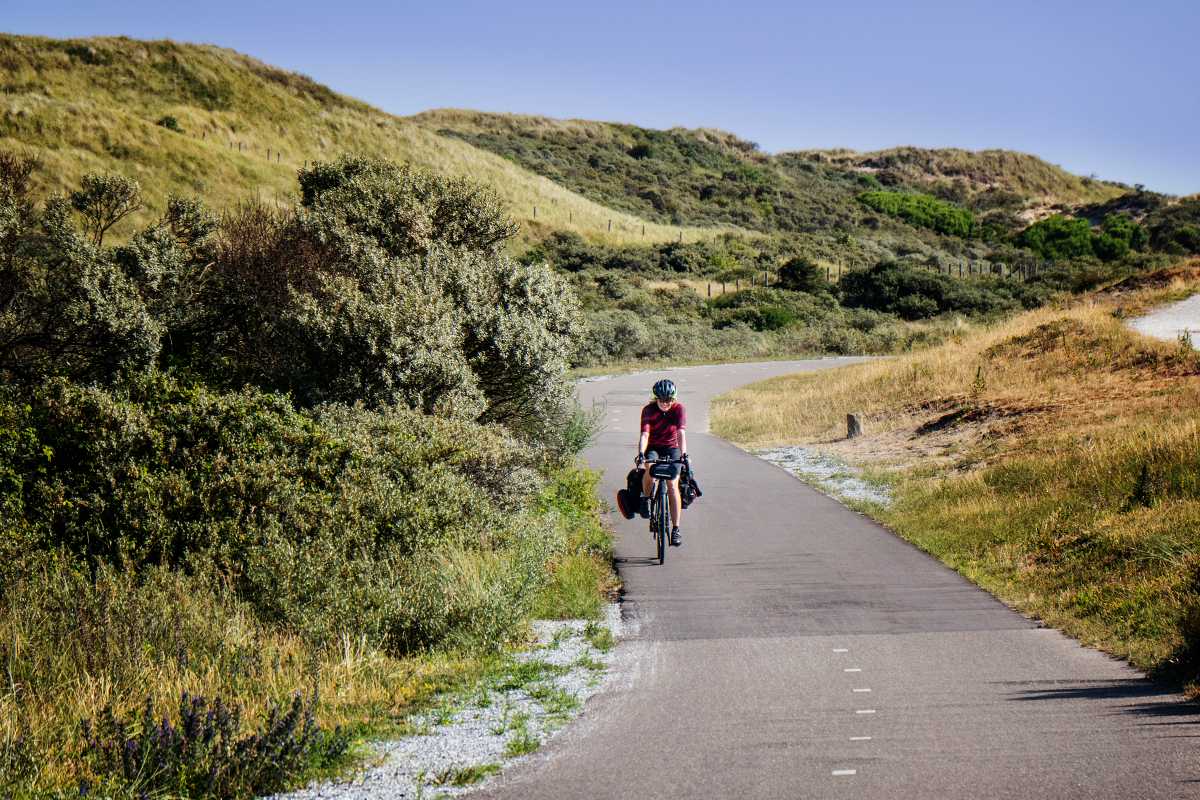 „Best of Europa“ ist unter anderem auch Radeln zwischen Dünen auf dem niederländischen Teil des Nordseeküsten-Radwegs (Foto © Getty / Andrew Bret Wallis. Alle Abbildungen in diesem Beitrag wurden vom Kunth Verlag zur Verfügung gestellt)