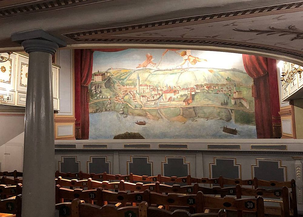 Stadttheater Grein. Der Bühnenvorhang stammt aus dem Jahr 1928 und zeigt Grein Ende des 18. Jahrhunderts (Foto: B. Denscher)