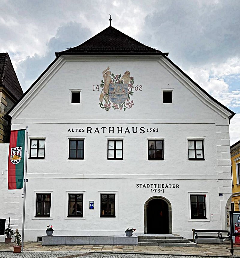 Das alte Rathaus von Grein an der Donau. Die Abbildung im Gibelbereich zeigt das alte Greiner „Marktwappen“ aus dem Jahr 1468