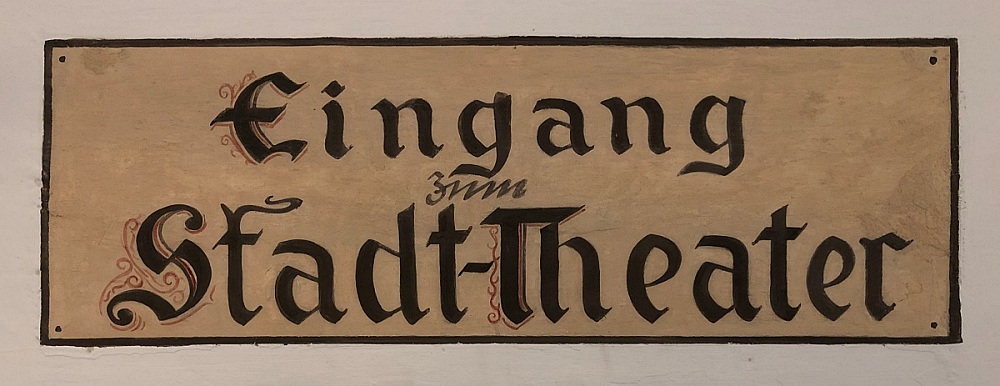 Eingangsschild zum Theater