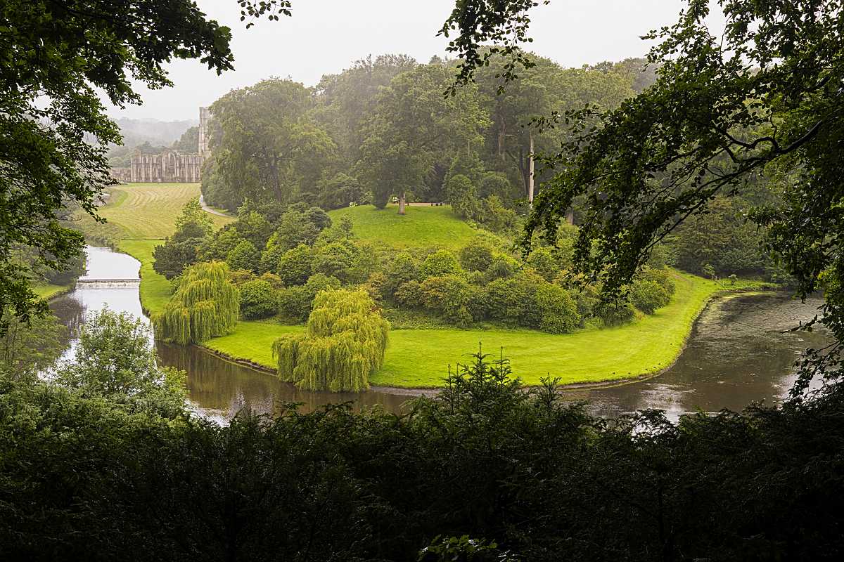 Studley Royal, North Yorkshire, Wassergarten (Foto: 
 © Clive Boursnell, aus: Englische Landschaftsgärten, Gerstenberg Verlag 2025)