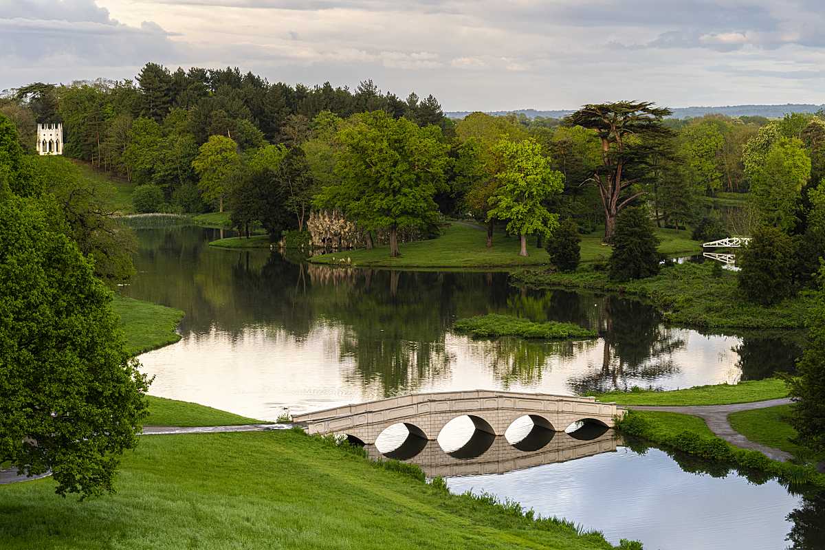 Painshill, Surrey, Blick über die Brücke zum Gotischen Tempel