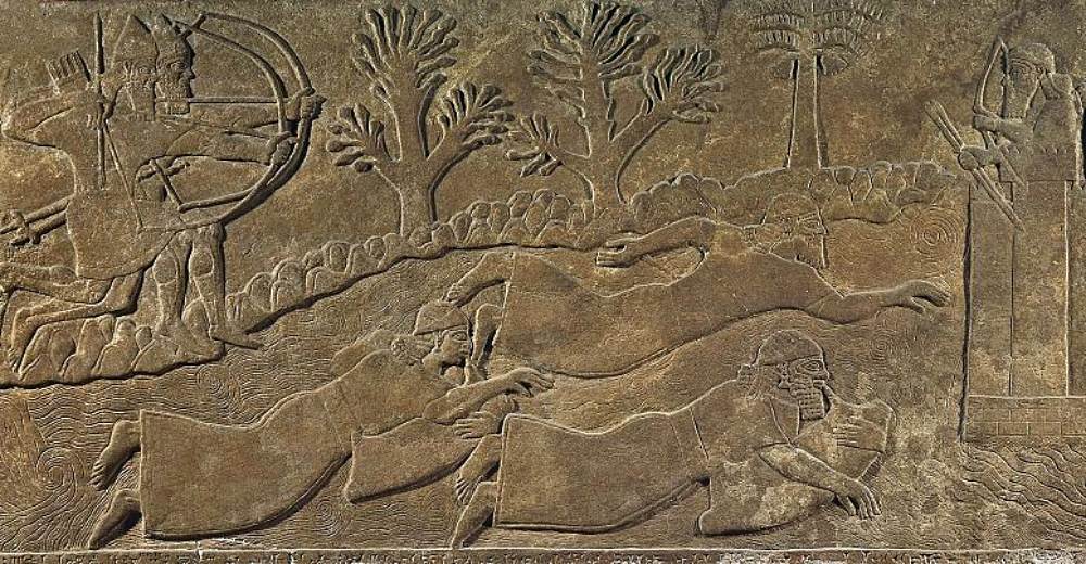 Ein weiteres Hilfsmittel beim Schwimmen waren luftgefüllte Ziegenledersäcke, die als eine Art Luftkissen dienten, so wie hier auf einem assyrischen Alabasterrelief, entstanden um 875–860 v.u.Z. Dargestellt sind Krieger, die auf der Flucht vor Bogenschützen über einen Fluss schwimmen (Foto © The Trustees of the British Museum)