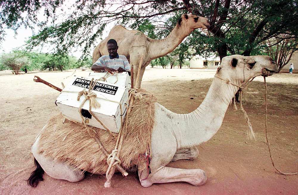 Bibliotheksdienst in Kenia (Foto aus dem Band „Bücherschätze“, Alexander Joe / Getty Images)