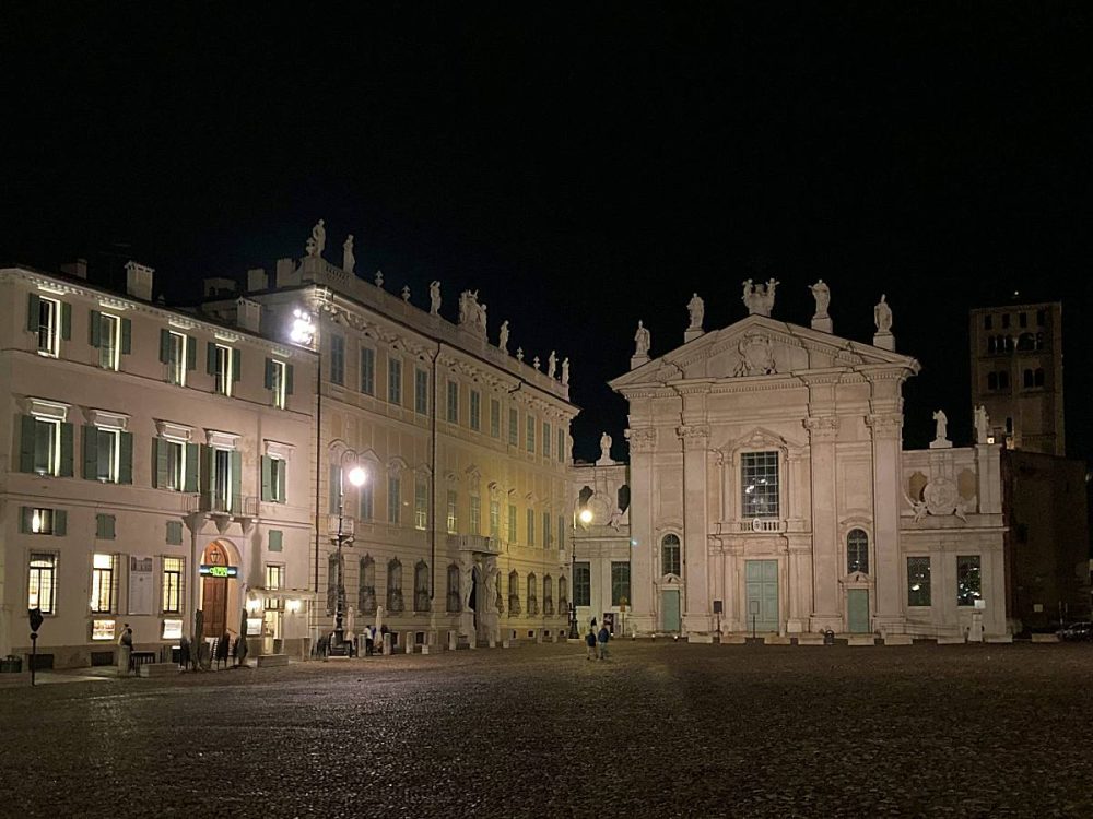 Mantua, Piazza Sordello, rechts der Dom, Foto © B. Denscher