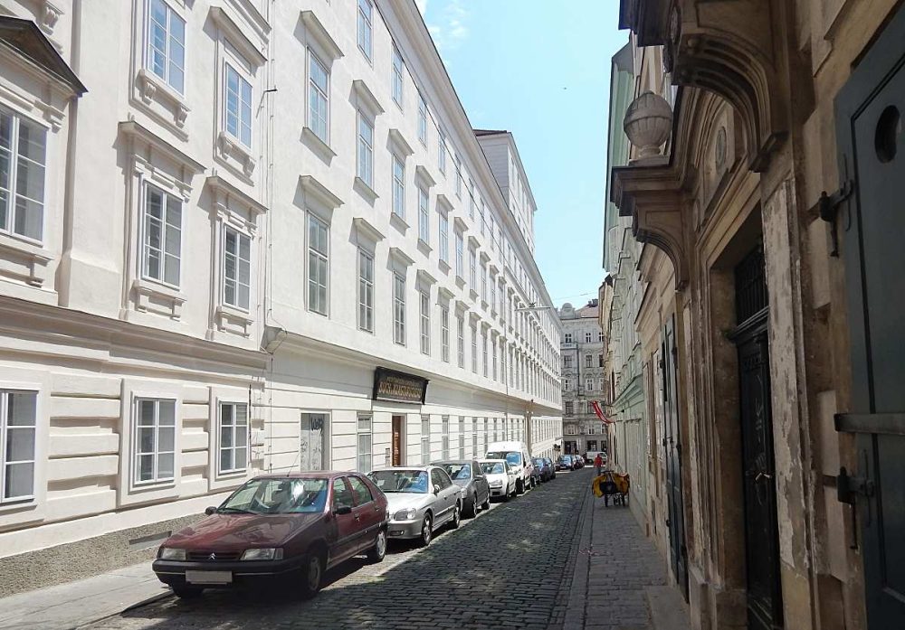 Die Mechitaristengasse im 7. Wiener Gemeindebezirk (das „th“ im Ordensnamen wurde bei der Straßenbenennung zu „t“ verkürzt)